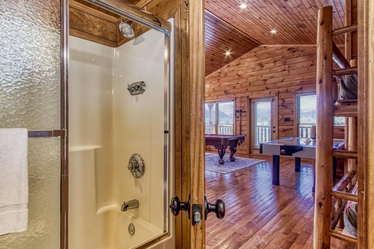 Lazy Bear Lodge, Hot Tub, Resort Pool, Wifi, 1089 Free Tickets Each Paid Day, Dollywood And More جاتلينبرج المظهر الخارجي الصورة